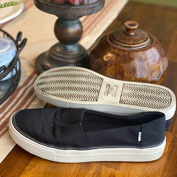 EUC TOMS Slip On Sneakers - Picture 6 of 8